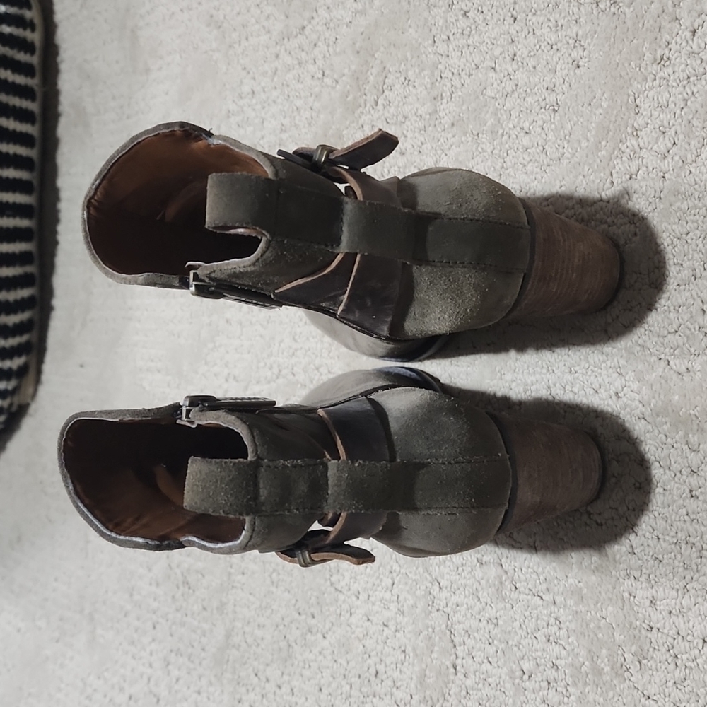 Ivanka Trump Boots - Picture 3 of 5